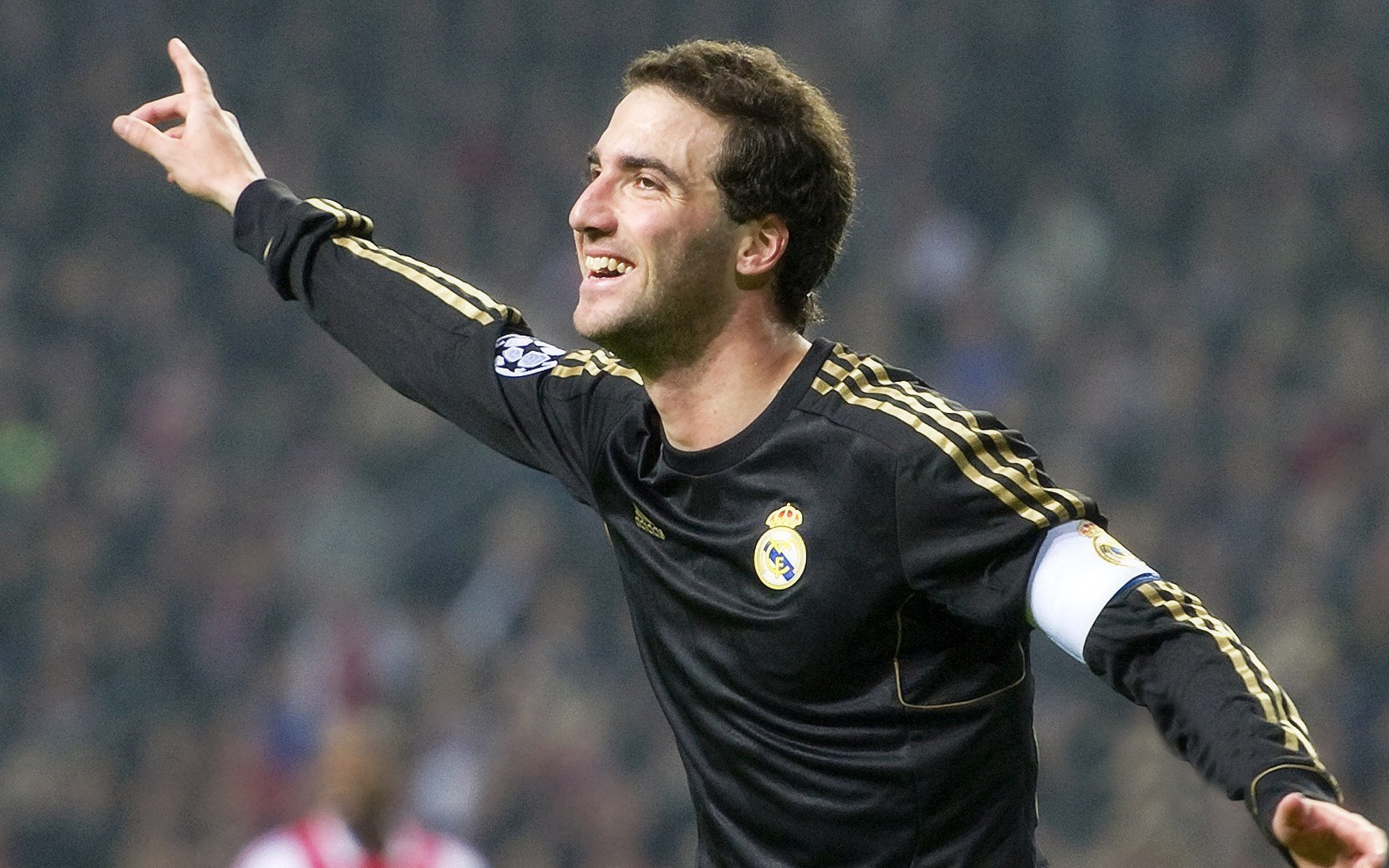 2017年西部半决赛:在“火箭之夜”中,库里连续投中数个超远三分,帮助勇士大比分领先